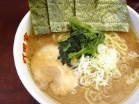 「ラーメン（中盛）」@横浜ラーメン 町田家 新宿南口店の写真
