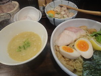 「濃厚鶏白湯つけそばスペシャル中盛＋鶏ささみユッケ丼」@濃厚鶏そば 麺屋武一 秋葉原店の写真