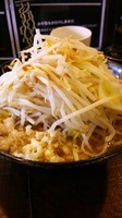 「ラーメン中(野菜チョイ増しの半分、他チョイ増し)」@麺や豚髭の写真