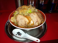 「小豚ラーメン (野菜 ニンニク 脂 多目) ¥750-」@ラーメンタロー 大森の陣の写真