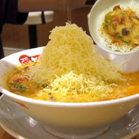 「太陽のプレミアムチーズラーメン + らありぞ」@太陽のトマト麺 三田店の写真