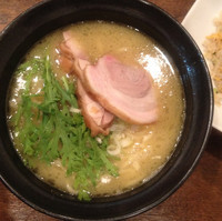 「塩らーめん  680円＋半チャーハン290円」@鶏らーめん  極楽鳥の写真