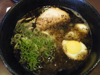 「熊本ブラック（太麺）+煮玉子+替え玉=900円」@熊本ラーメン 大悟の写真