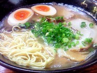 「味玉らーめん(750円) + 替玉(100円)」@博多とんこつラーメン わ蔵 歌舞伎町店の写真