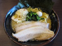 「得㐂濱家ラーメン豚骨醤油（８８０円）」@横濱家系らーめん 喜濱家 山王町店の写真