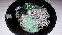 「緑の野菜のネバネバそば」@そば処 新宿の写真
