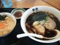 「黒中華そば＋鮭節玉子かけごはん」@中華そば 田家 本店の写真