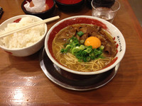 「肉入り並800円×ごはん中150円 生卵食べホ」@ラーメン東大 京都店の写真