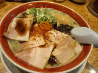 「黒ラーメン全部乗せ+替え玉サービス 950円」@ラーメンダイニング Kの写真