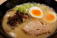 「味玉とんこつらーめん＋豪華な替え玉」@とんこつらーめん俺式 純 東京ラーメンストリート店の写真