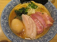 「半熟味玉（醤油）芳醇香味そば （８５０円）＋チャーシュー」@麺屋 一燈の写真