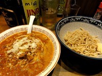 「猛虎ラーメン　張本+ニンニク+ヤサイ（ザル・麺１２０g）」@ラーメンアキラの写真