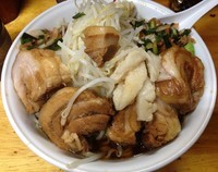 「大ラーメン（750円）+豚マシ（100円）+ニラキムチ」@豚親分の写真