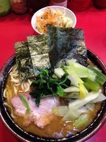 「ラーメン・大（870円）+野菜畑（80円）+茹ねぎ（10円）」@家系総本山 ラーメン吉村家の写真