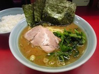 「ラーメン (並) かため＋無料ライス」@横浜家系ラーメン 武蔵家 千歳烏山店の写真