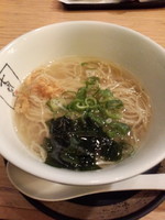 「半塩ラーメン餃子３個セット240円」@支那そばや イオンレイクタウン店の写真