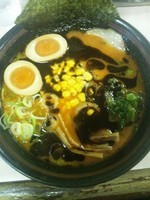 「豚骨辛味噌ラーメン（黒・ピリ辛・味玉トッピング）」@こだわり麺工房 たごの写真
