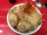 「辛ラーメン中盛り+小豚+ヤサイニンニク」@びんびん豚の写真