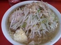 「小　麺少なめ　ニンニクアブラ　650円」@ラーメン二郎 神田神保町店の写真