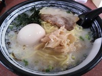 「白湯塩らーめん700円（中盛）クーポン使用で50円引き」@瀧や 膳の写真