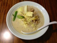「【9月の限定】乳製ラーメン（並）750円+半ライス 100円」@中華そば 伝堂の写真