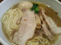 「塩チャーシューメン(1050円)＋味玉(100円)」@らーめん 美学屋の写真