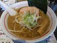 「魚介しょうゆラーメン　鯖Ｗ ：背脂あり（大盛り）」@俺らラーメン ちょもらんまの写真