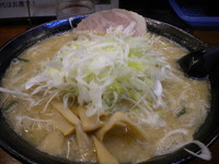 「味噌ラーメン（太麺硬め・薬味ネギ多め）700円」@らーめん むげんの写真