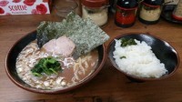 「ラーメン中盛り　ライス（ランチ無料）　750円」@横浜家系らーめん 武道家 吉祥寺店の写真
