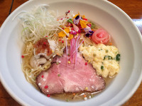 「【夏の冷やしの陣 第六弾 特別限定メニュー】昇紅鱧彩色千輪菊」@はりけんラーメンの写真