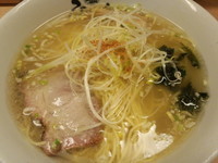 「塩ラーメン750円」@塩専門 ひるがお 東京駅店の写真