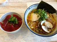 「蛤そば+マグロ丼」@中華そば 四つ葉の写真