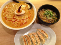 「濃厚坦坦麺+Dセット(半チャーハン)+焼き餃子」@つけ麺らーめん 春樹 新宿御苑前店の写真