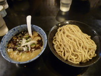 「黒つけ麺（大盛）+ほぐし+全粒粉+鶏ロース丼」@麺堂 稲葉の写真