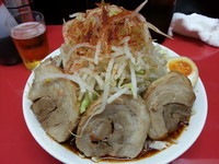 「辛ラーメン（ヤサイ･ニンニク）￥700＋子豚￥150」@びんびん豚の写真