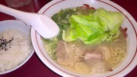 「長浜ラーメン＋キャベツ（６５０円＋１００円）小ライスサービス」@博多長浜屋台やまちゃん 銀座店の写真