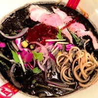 「黒王（中太ちぢれ麺，フレッシュ野菜，豚ロースチャーシュー）」@凪 Noodle BAR 歌舞伎町店の写真