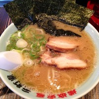 「ラーメン（味濃い目　脂多め　麺柔め）690円」@横浜家系元町家の写真