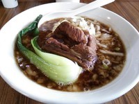 「【10月の限定】マー油ブラック（並盛）700円」@中華そば 伝堂の写真