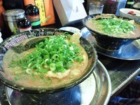 「とんこつラーメン　７５０円+中ライス　１５０円」@無鉄砲 東京中野店の写真