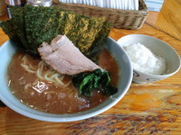 「朝ラーメン固め500円＋海苔増し50円＋サービス半ライス」@横浜ラーメン 武蔵家 大井町店の写真