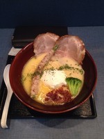 「鶏白湯そば＋チャーシュー二枚」@麺巧 潮の写真