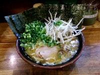 「ラーメン味薄め630円＋海苔50円＋ニンニクもやし30円他」@横横家の写真