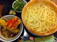 「肉汁つけうどん 大（釜揚げ）+ウインナー串+ちくわ天」@讃岐釜揚げうどん 丸亀製麺 高槻店の写真