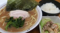 「ラーメン中盛750+キャベチャー150+ライス無料」@横浜らーめん 初代 常翔家の写真