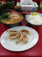 「豚骨醤油ラーメン+餃子+ライス」@杉田家 千葉祐光店の写真