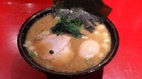 「ラーメン(麺硬め･味濃いめ･油少なめ)+味玉(￥４０)」@厚木家の写真