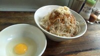 「汁なし 塩ラー油 麺少なめ 900円」@凛 大井町店の写真