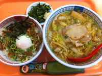 「おいしいラーメン＋チャーシューそぼろ丼」@どうとんぼり神座 イオンモール大日店の写真