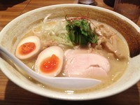 「濃厚鶏白湯そば＋味玉  880円」@濃厚鶏そば 麺屋武一 新橋本店の写真